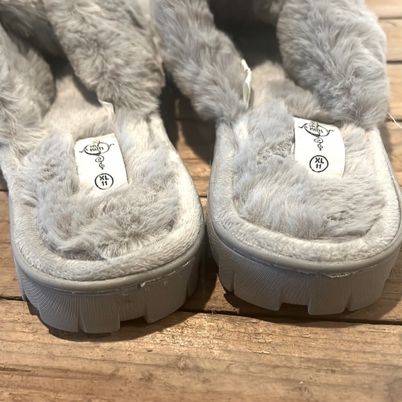 SOLE MATES Womens Fuzzy Criss Cross Slippers - Picture 3 of 6